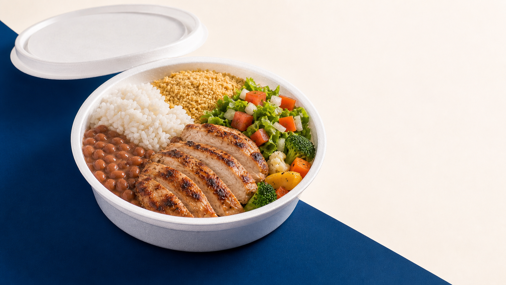 Marmita redonda de isopor com arroz, feijão e acompanhamentos para delivery no Parque Via Norte